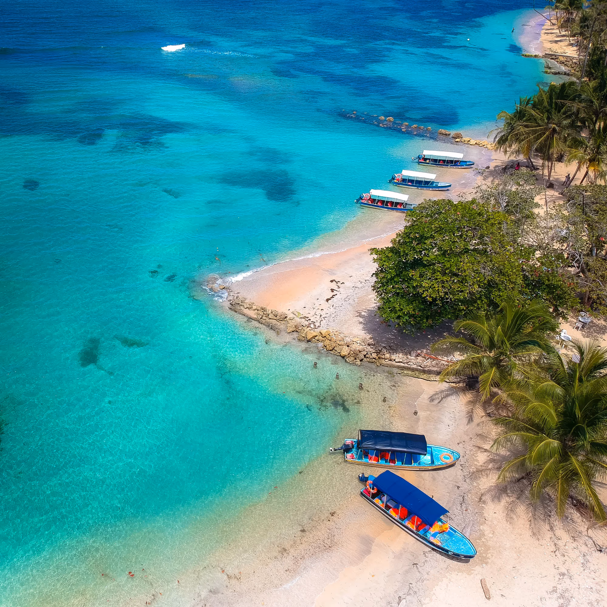Dragon Beach, Bocas del Toro — aguas turquesas cristalinas del Caribe desde el aire