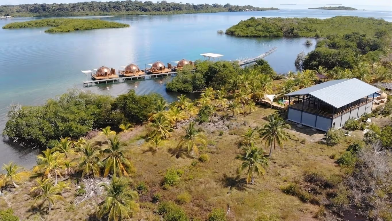 Vista aérea de Sera Island Resort — la isla privada completa, Bocas del Toro
