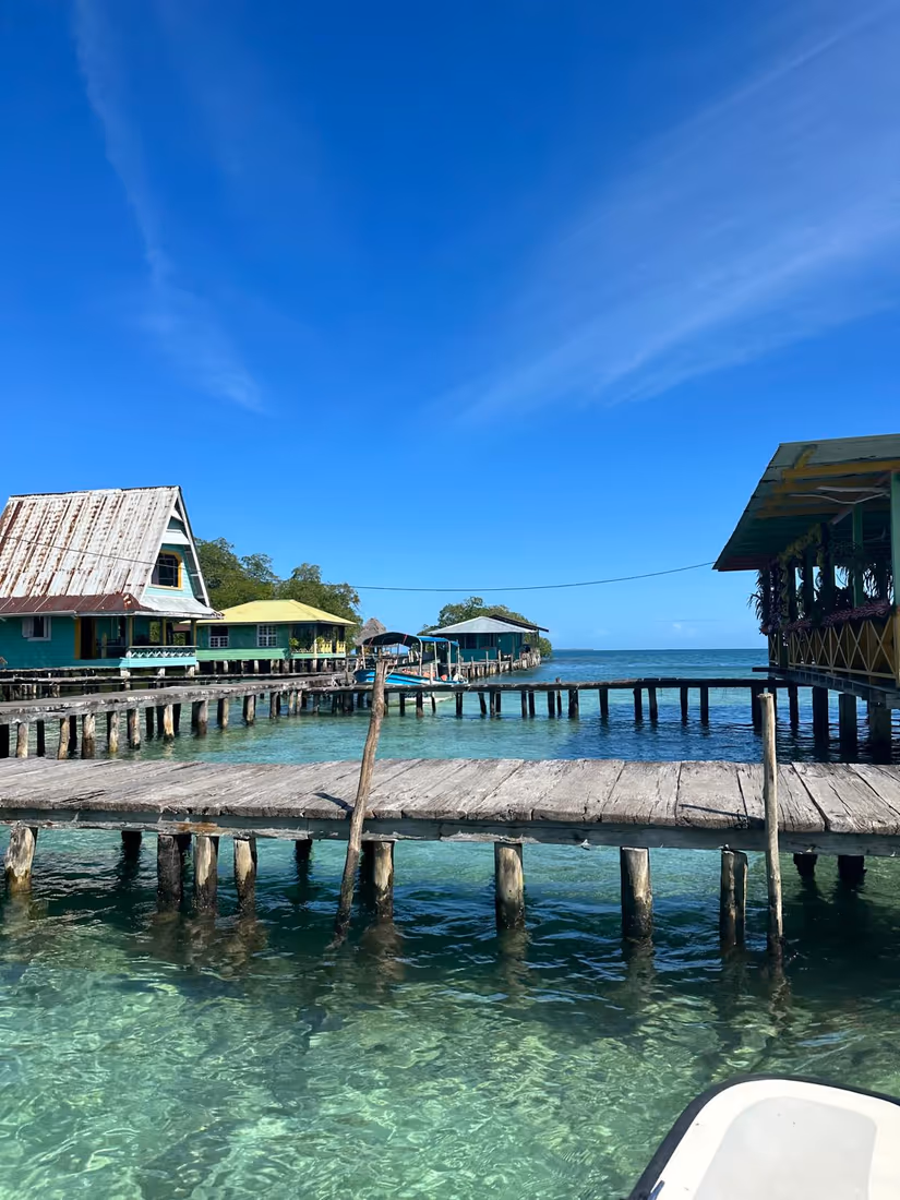 Un restaurante sobre pilotes en aguas cristalinas del Caribe